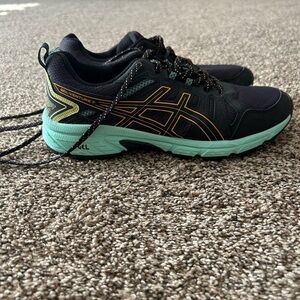 Gently worn Women’s ASICS Gel-Venture 7 Black and Mint Trail Shoes. Size 10
